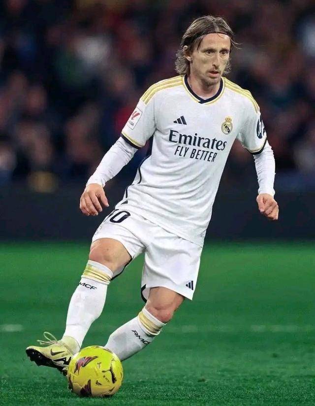 🚨💥 诺曼·巴塞特转会凯泽斯劳滕——交易完成 ✔️